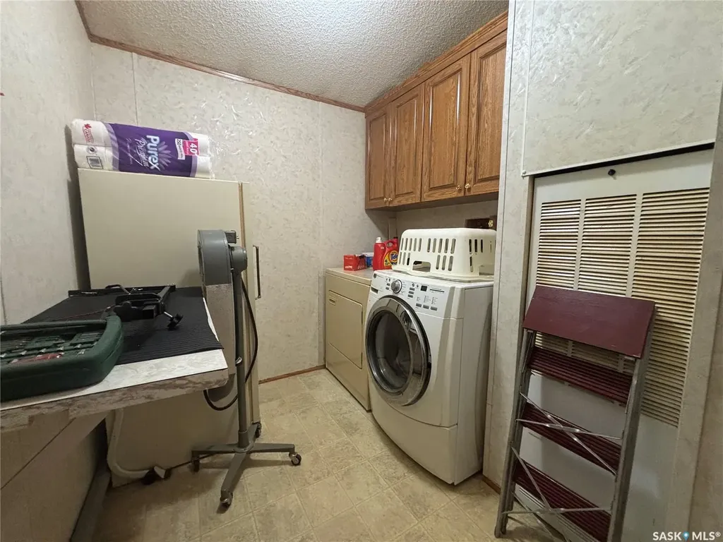33 Cypress Mobile Home Park Maple Creek SK S0N 1N0