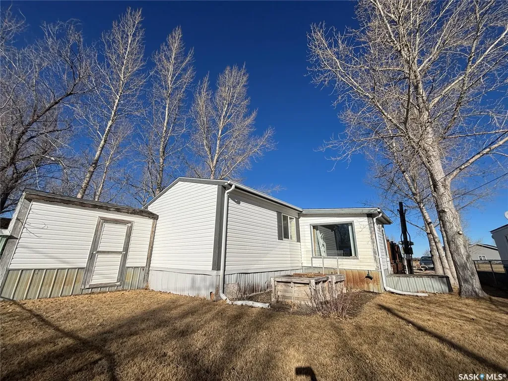 33 Cypress Mobile Home Park Maple Creek SK S0N 1N0