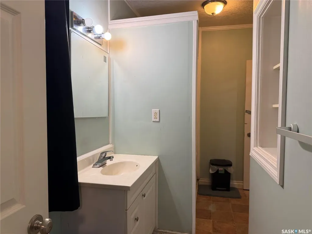 71 Ross Street W Moose Jaw SK S6H 2M2