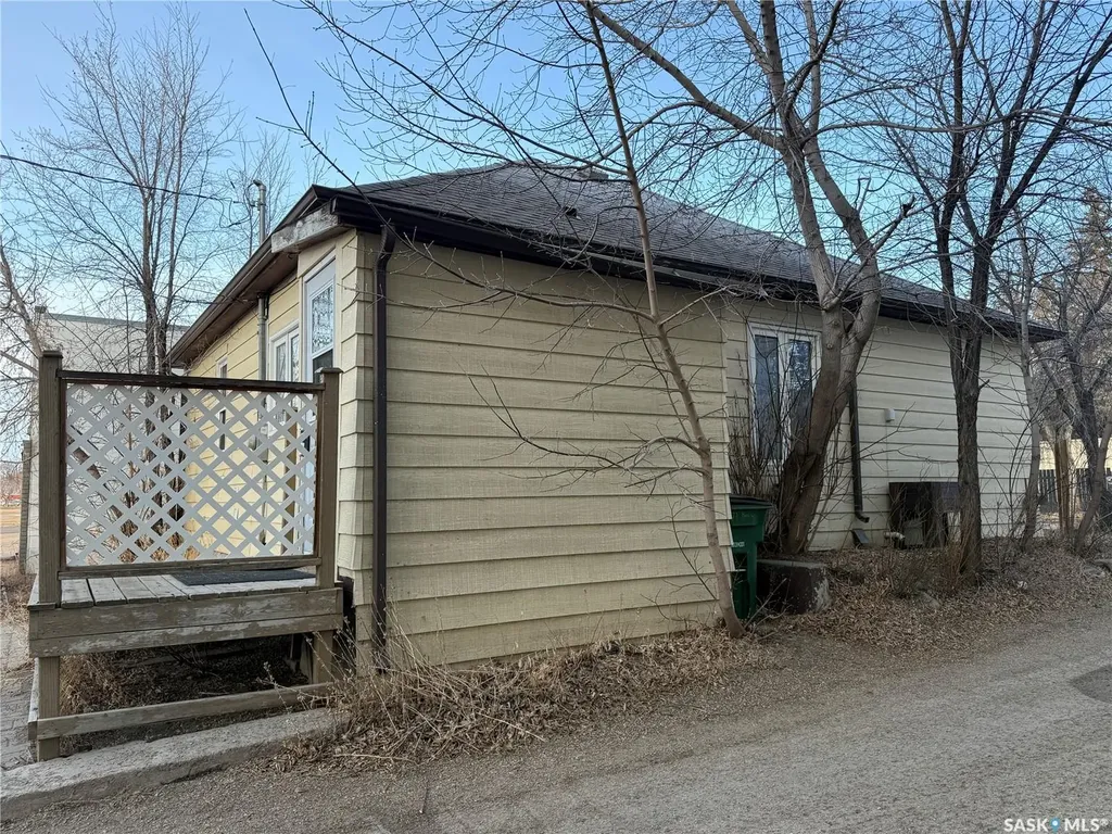 71 Ross Street W Moose Jaw SK S6H 2M2