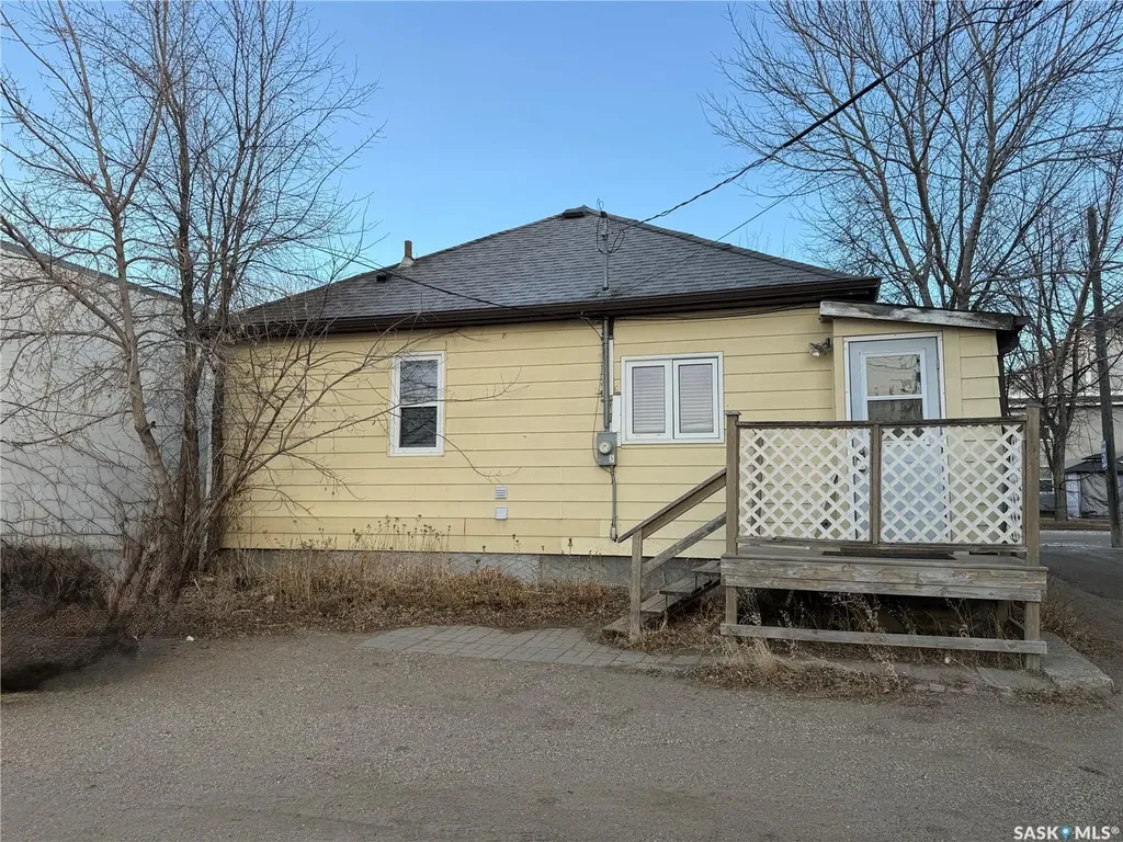 71 Ross Street W Moose Jaw SK S6H 2M2