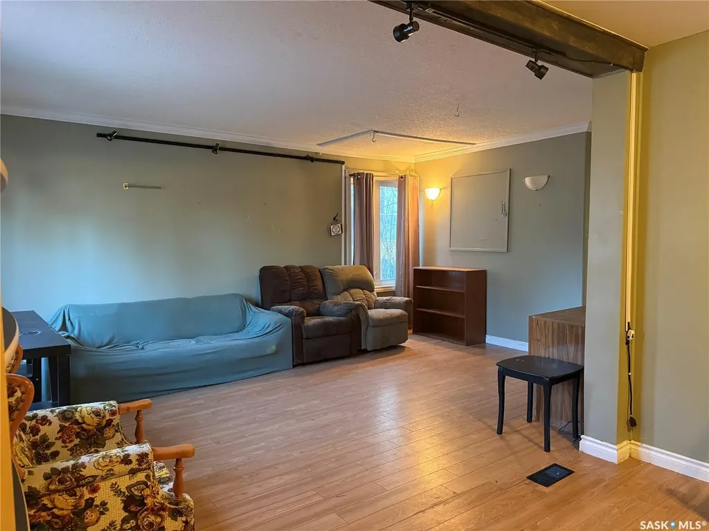 71 Ross Street W Moose Jaw SK S6H 2M2