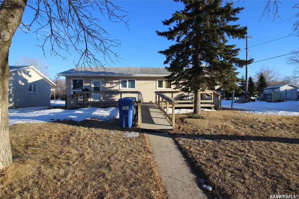 101-107 2nd Avenue W Climax SK S0N 0N0