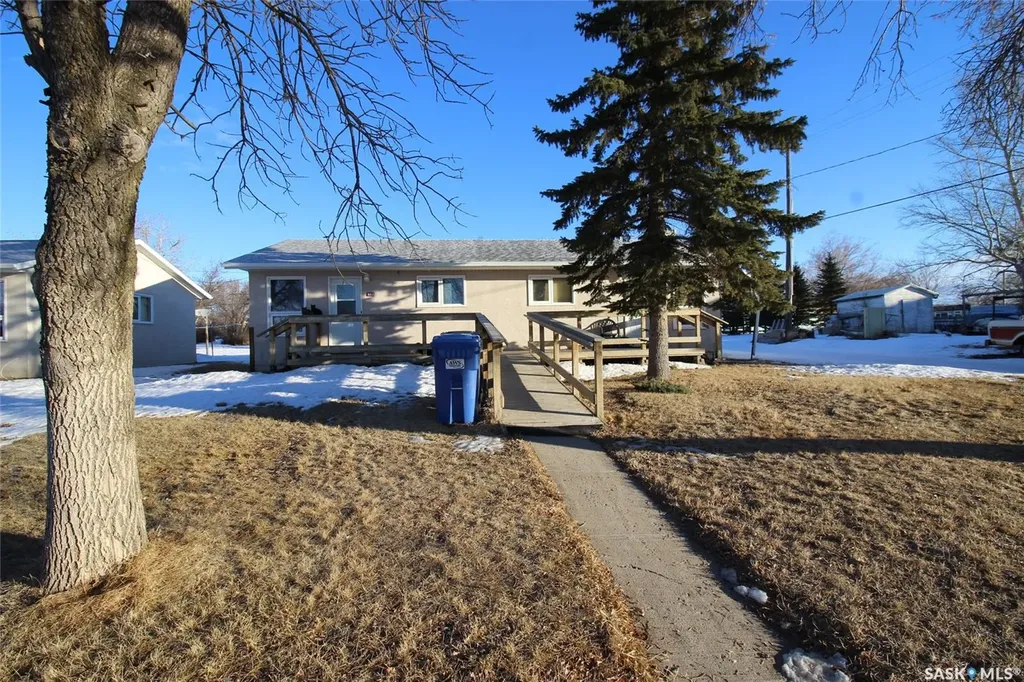 101-107 2nd Avenue W Climax SK S0N 0N0