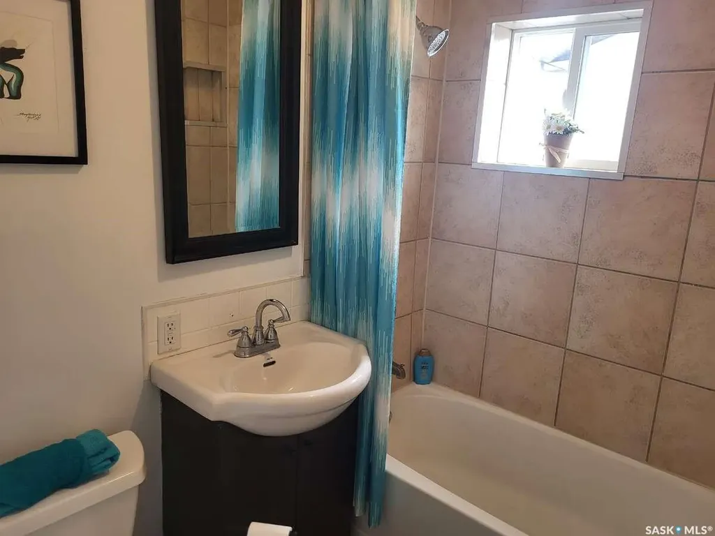 1066 5th Avenue NE Moose Jaw SK S6H 1K8