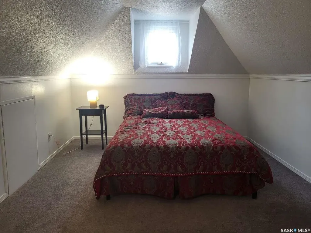 1066 5th Avenue NE Moose Jaw SK S6H 1K8