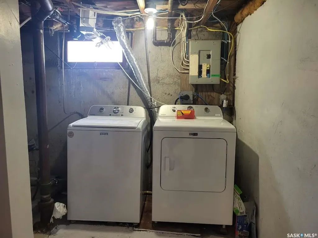 1066 5th Avenue NE Moose Jaw SK S6H 1K8