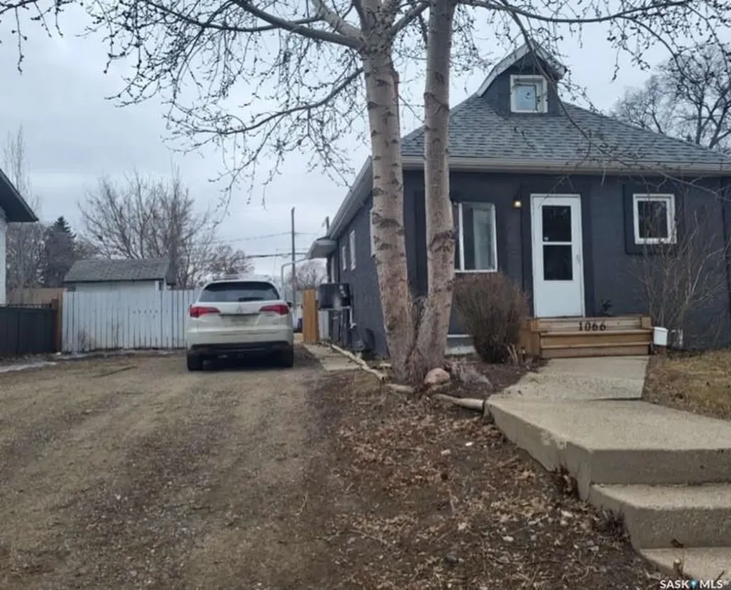 1066 5th Avenue NE Moose Jaw SK S6H 1K8