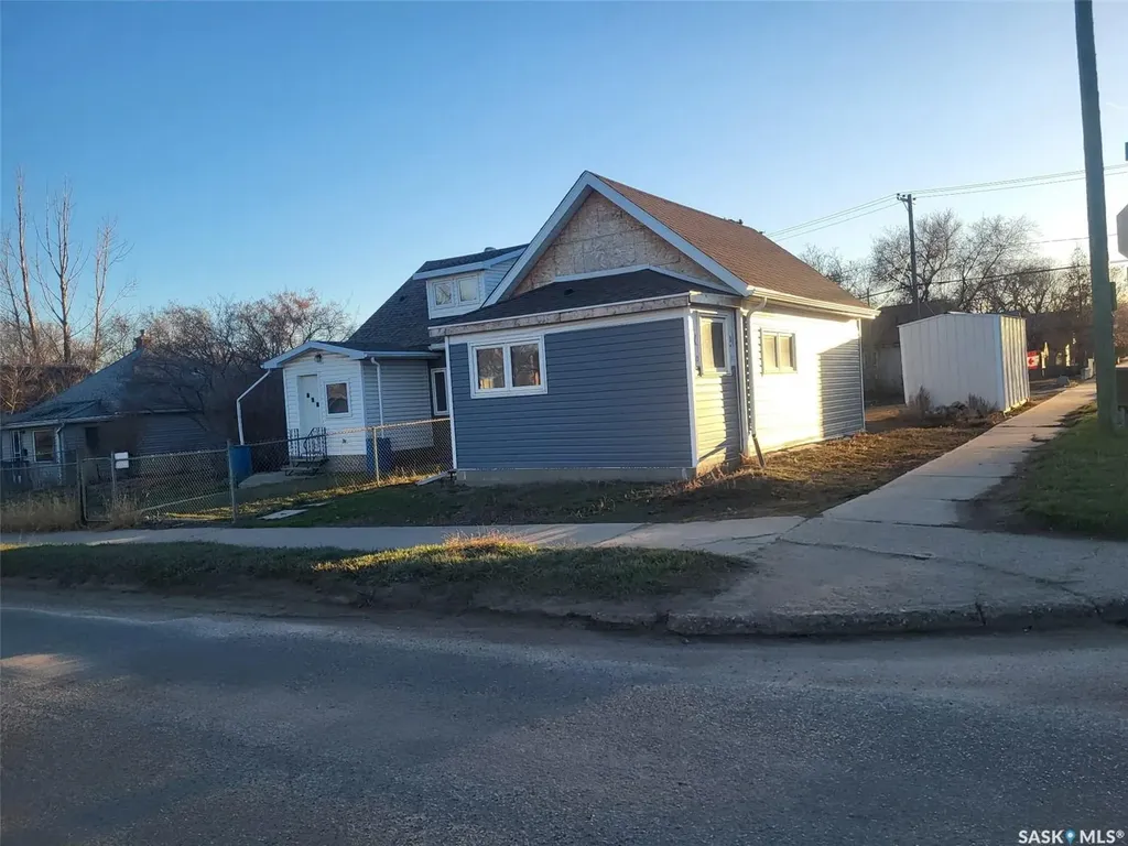 538 9th Avenue NW Moose Jaw SK S6H 4H7