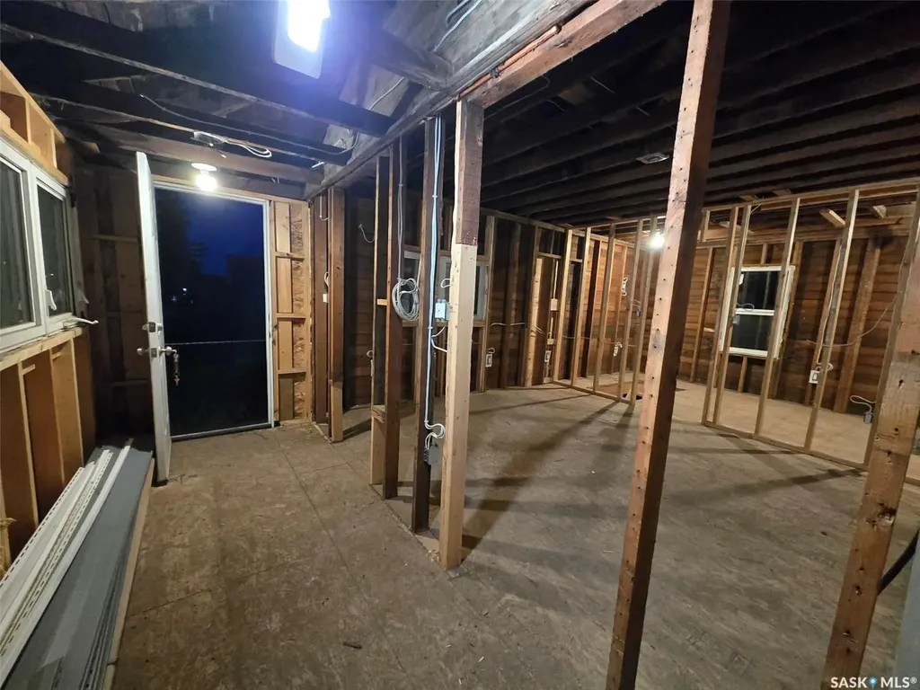 538 9th Avenue NW Moose Jaw SK S6H 4H7