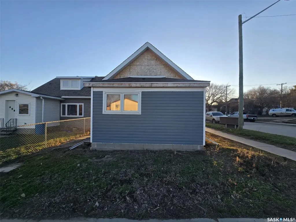 538 9th Avenue NW Moose Jaw SK S6H 4H7