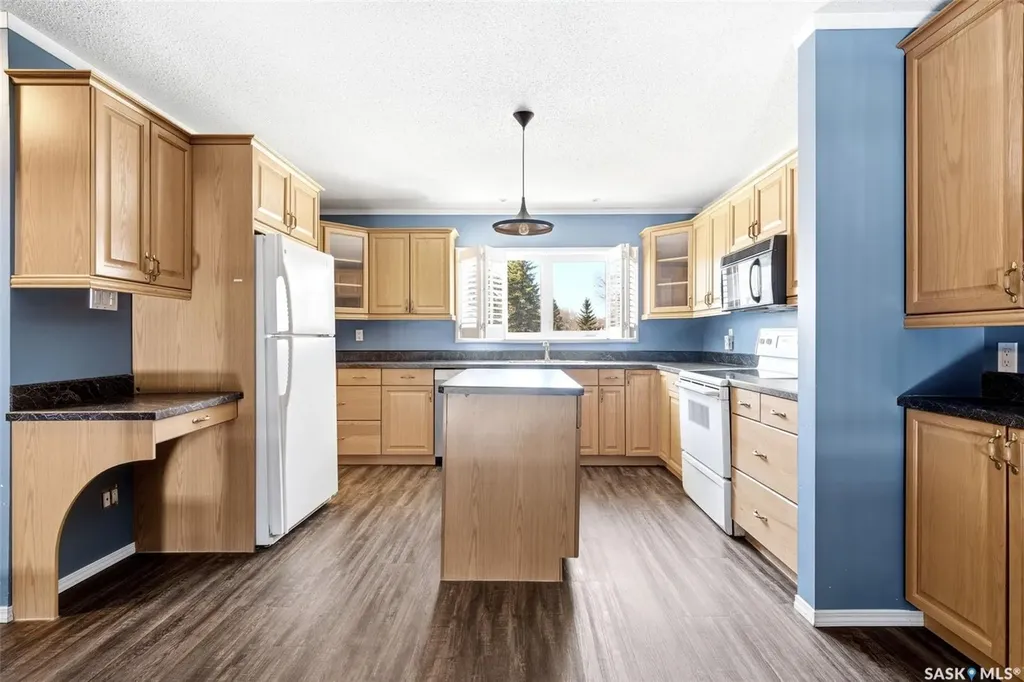 104 Lockwood Road Regina SK S4S 3G2