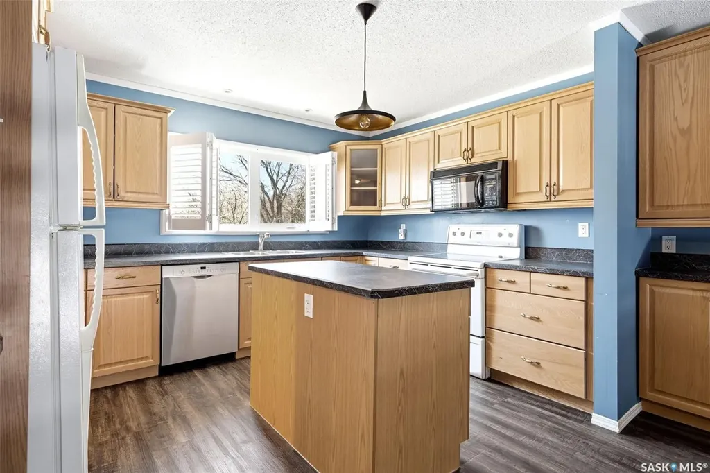 104 Lockwood Road Regina SK S4S 3G2