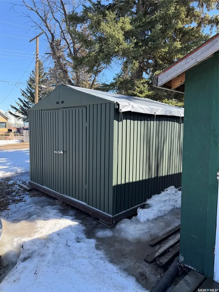 222 1st Avenue Glaslyn SK S0M 0Y0
