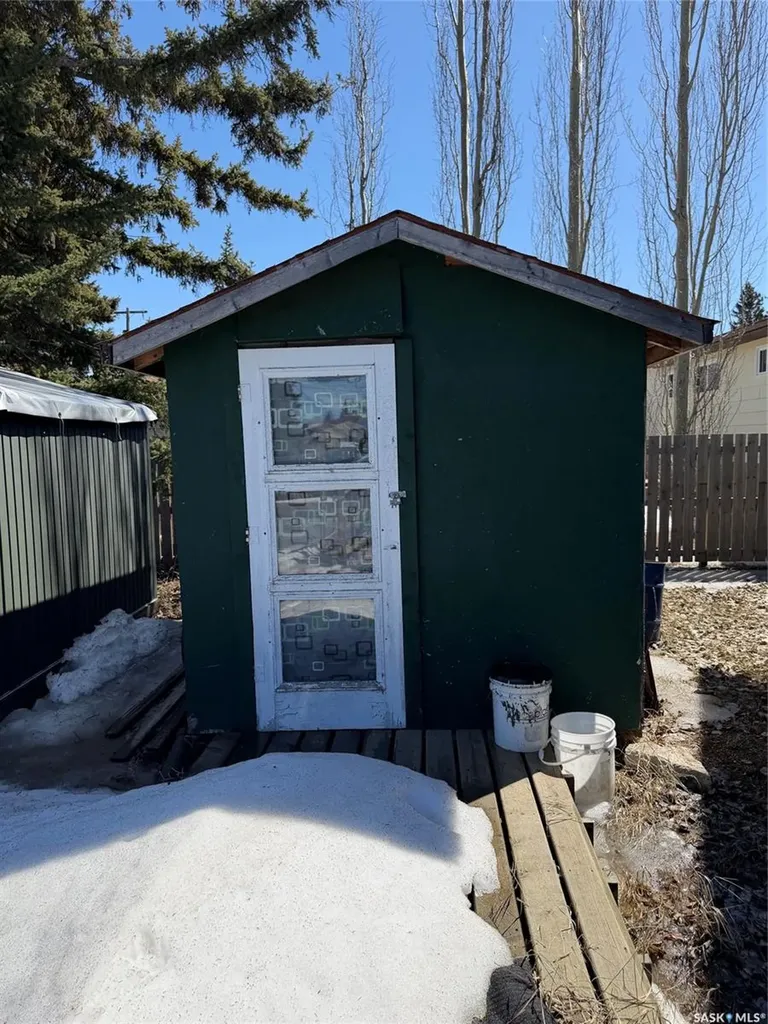 222 1st Avenue Glaslyn SK S0M 0Y0