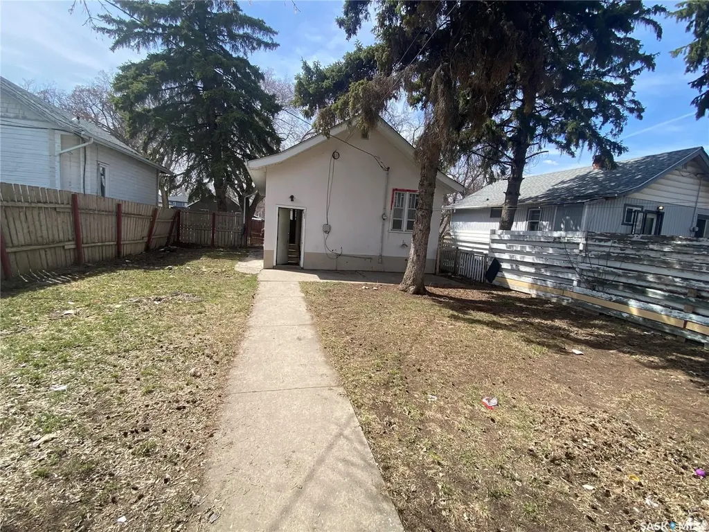 1234 G Avenue N Saskatoon SK S7L 2A4