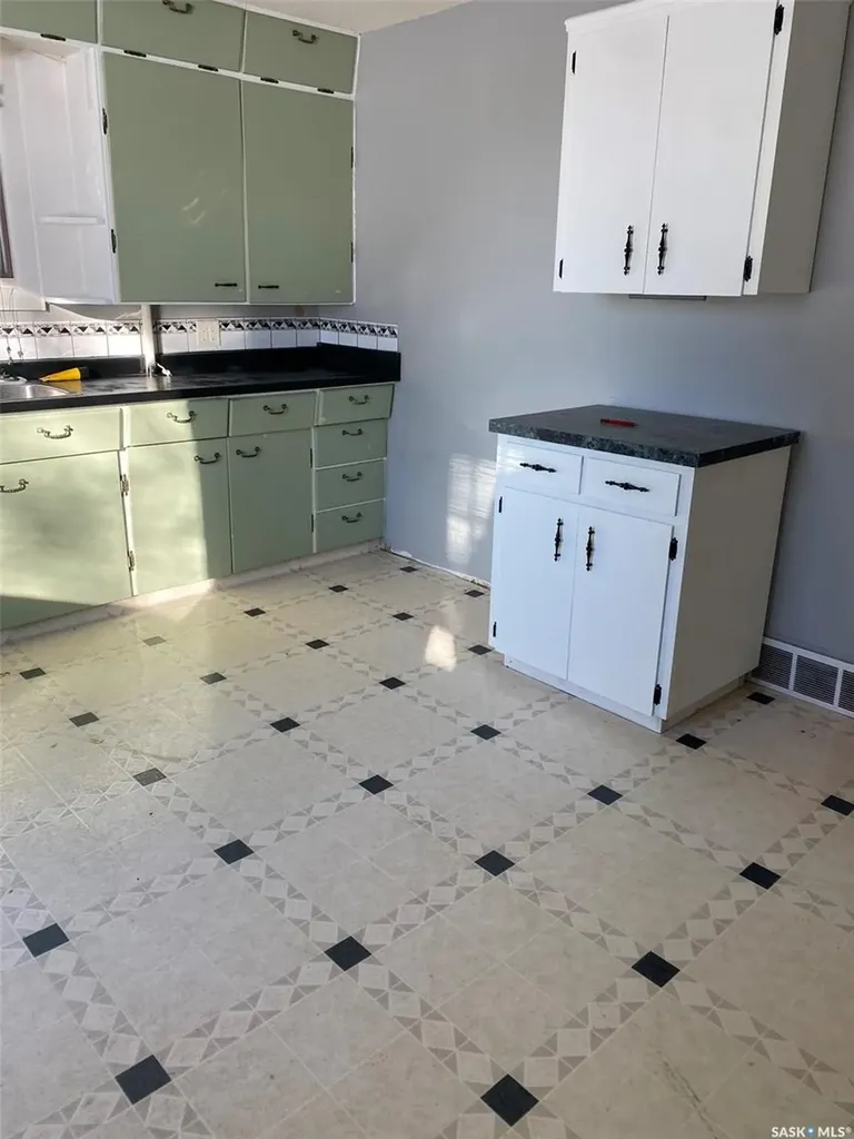 117 Prospect Avenue Oxbow SK S0C 2B0