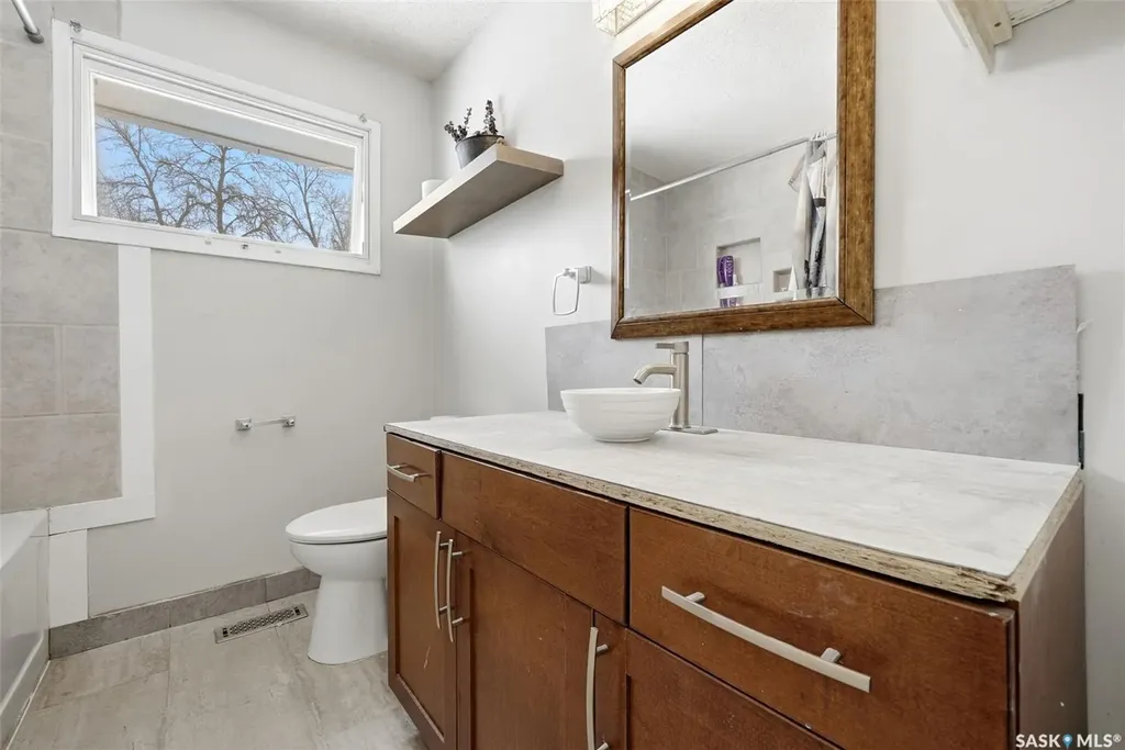 6 Hanley Crescent Regina SK S4R 5A7
