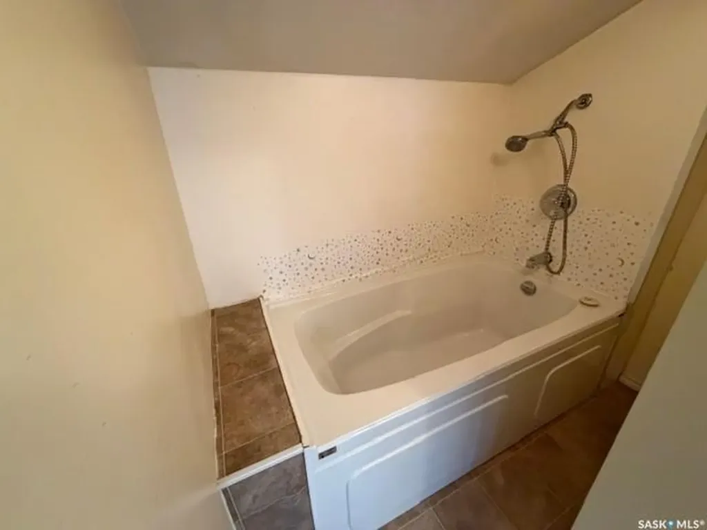405 18th Street W Saskatoon SK S7M 1C7
