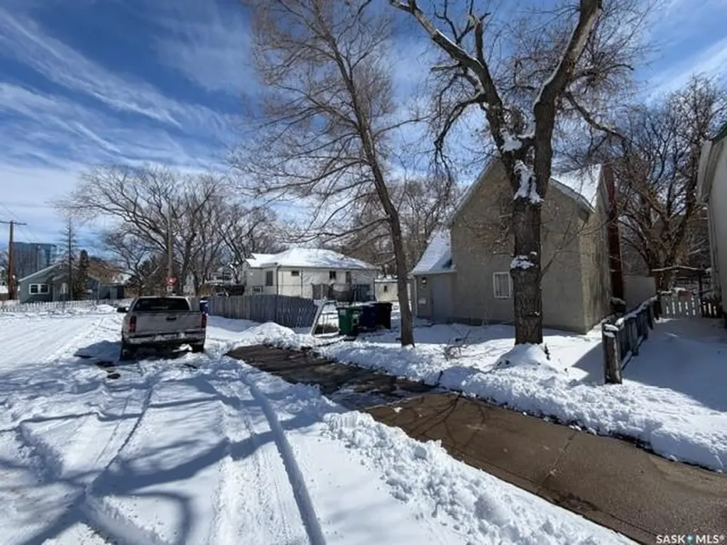 405 18th Street W Saskatoon SK S7M 1C7