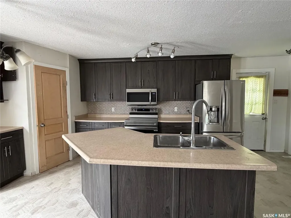 407 2nd Street E Meadow Lake SK S9X 1E8