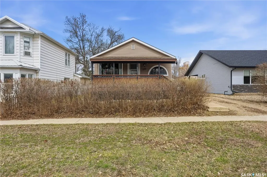 231 5th Avenue W Gravelbourg SK S0H 1X0