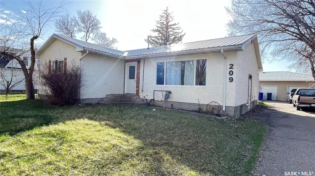 209 Hood Street Maple Creek SK S0N 1N0
