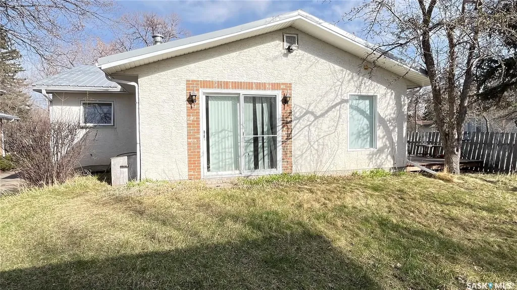 209 Hood Street Maple Creek SK S0N 1N0