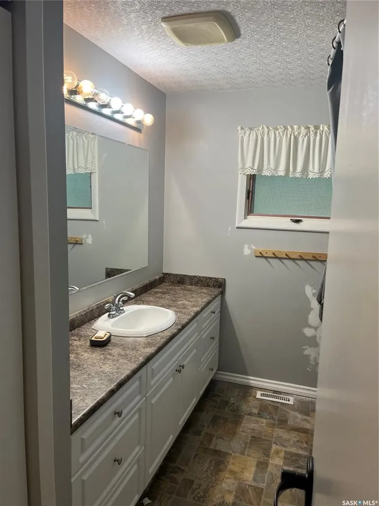 206 3rd Avenue Caronport SK S0H 0S0