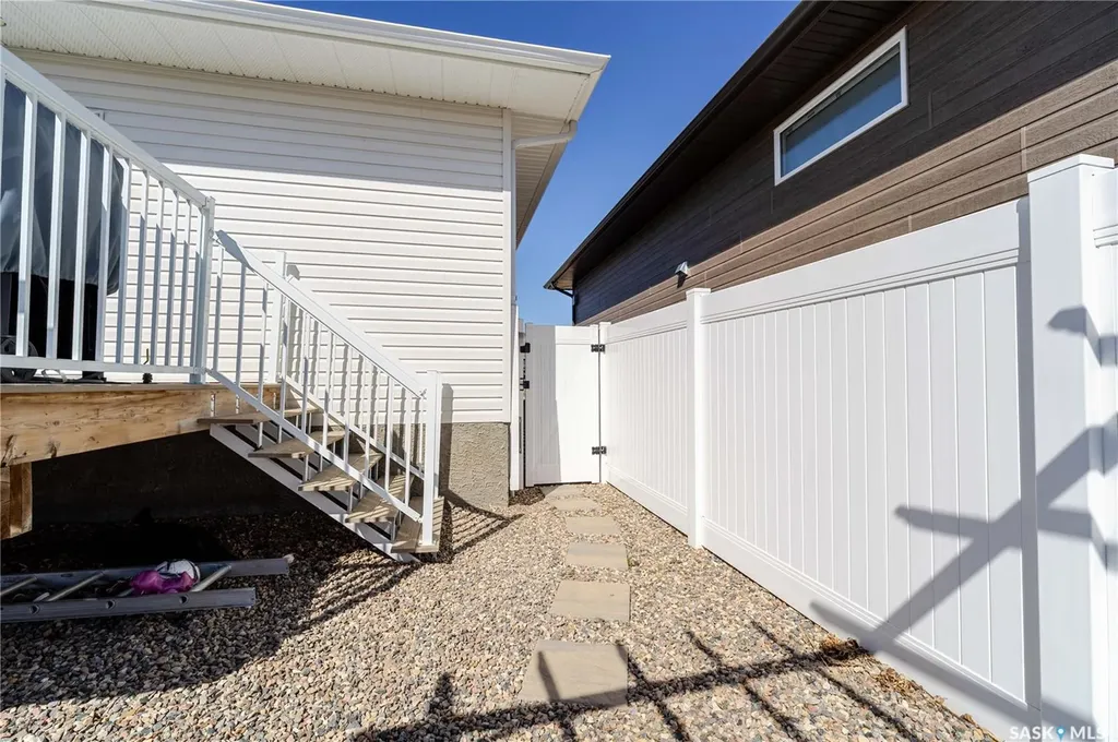 1007 Maplewood Drive Moose Jaw SK S6J 0B6