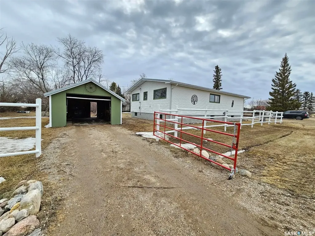 406 & 408 Mary Street Tramping Lake SK S0K 4H0
