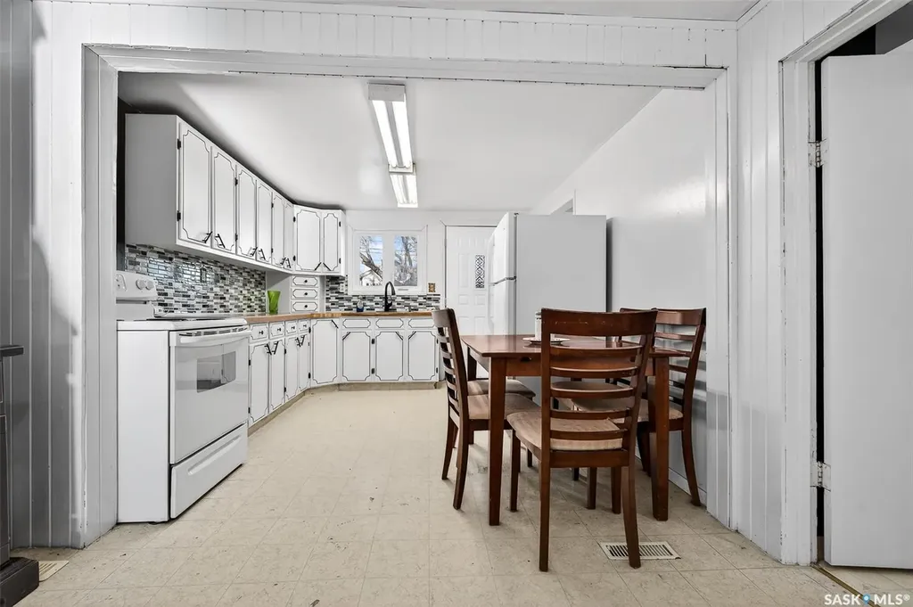 528 Ominica Street E Moose Jaw SK S6H 0H3