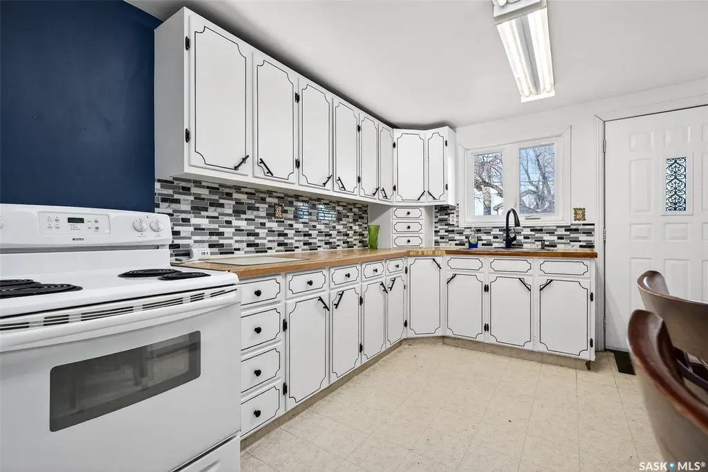 528 Ominica Street E Moose Jaw SK S6H 0H3