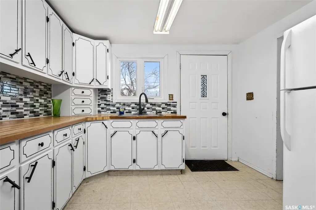 528 Ominica Street E Moose Jaw SK S6H 0H3