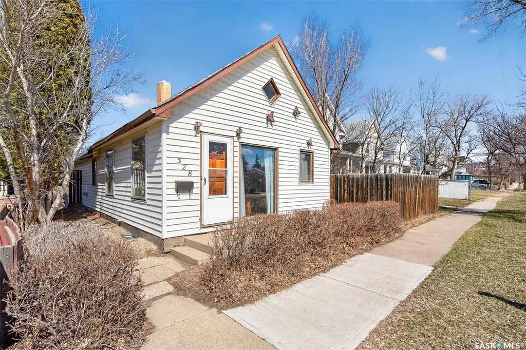 528 Ominica Street E Moose Jaw SK S6H 0H3