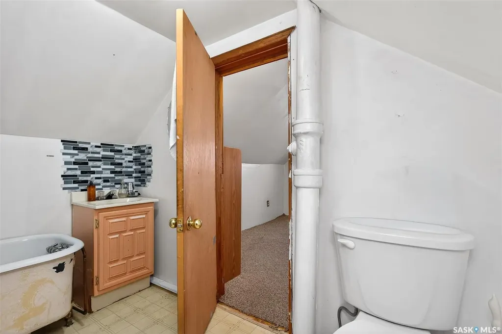 528 Ominica Street E Moose Jaw SK S6H 0H3