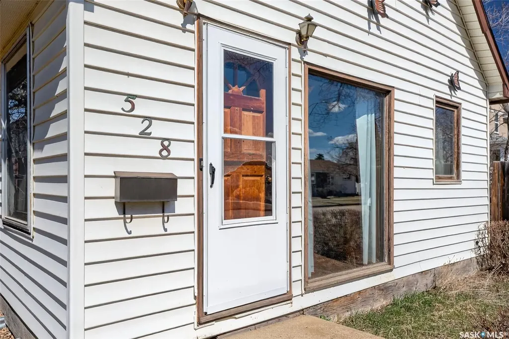 528 Ominica Street E Moose Jaw SK S6H 0H3
