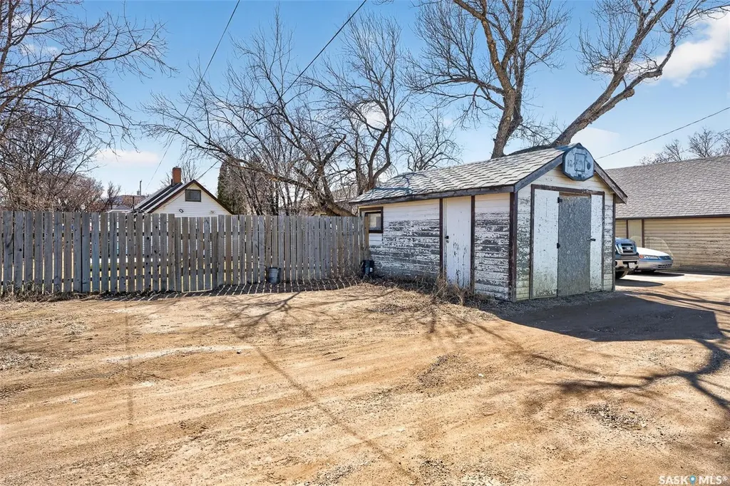 528 Ominica Street E Moose Jaw SK S6H 0H3