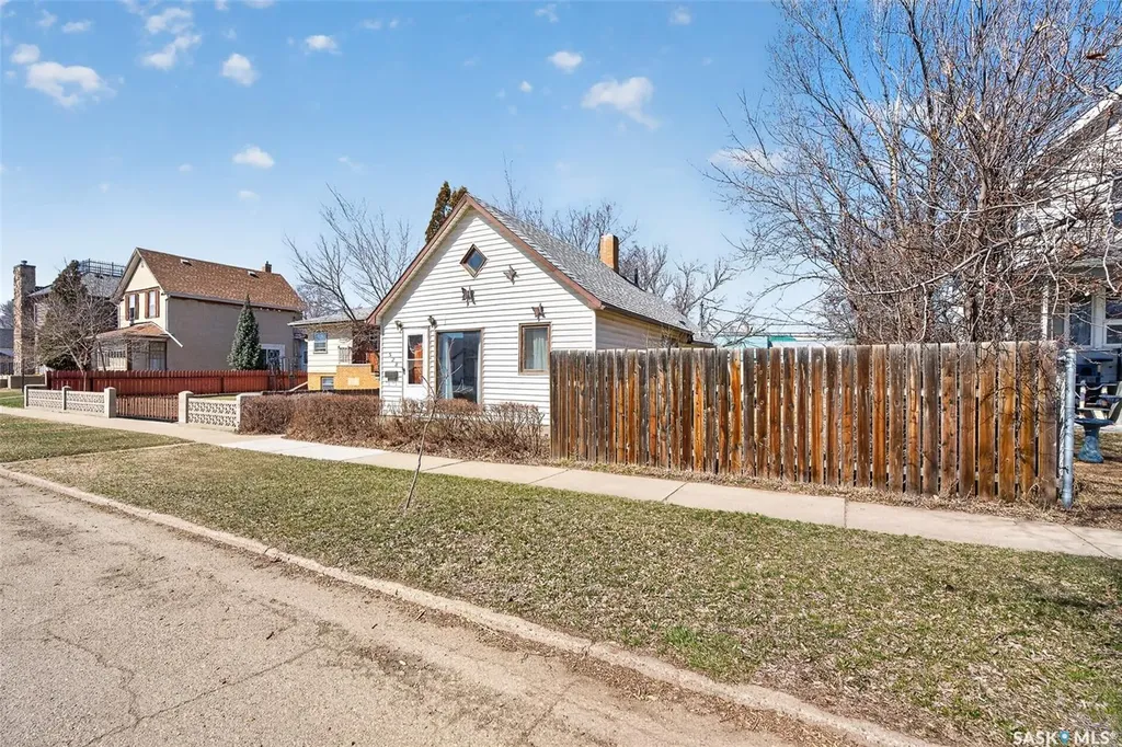 528 Ominica Street E Moose Jaw SK S6H 0H3