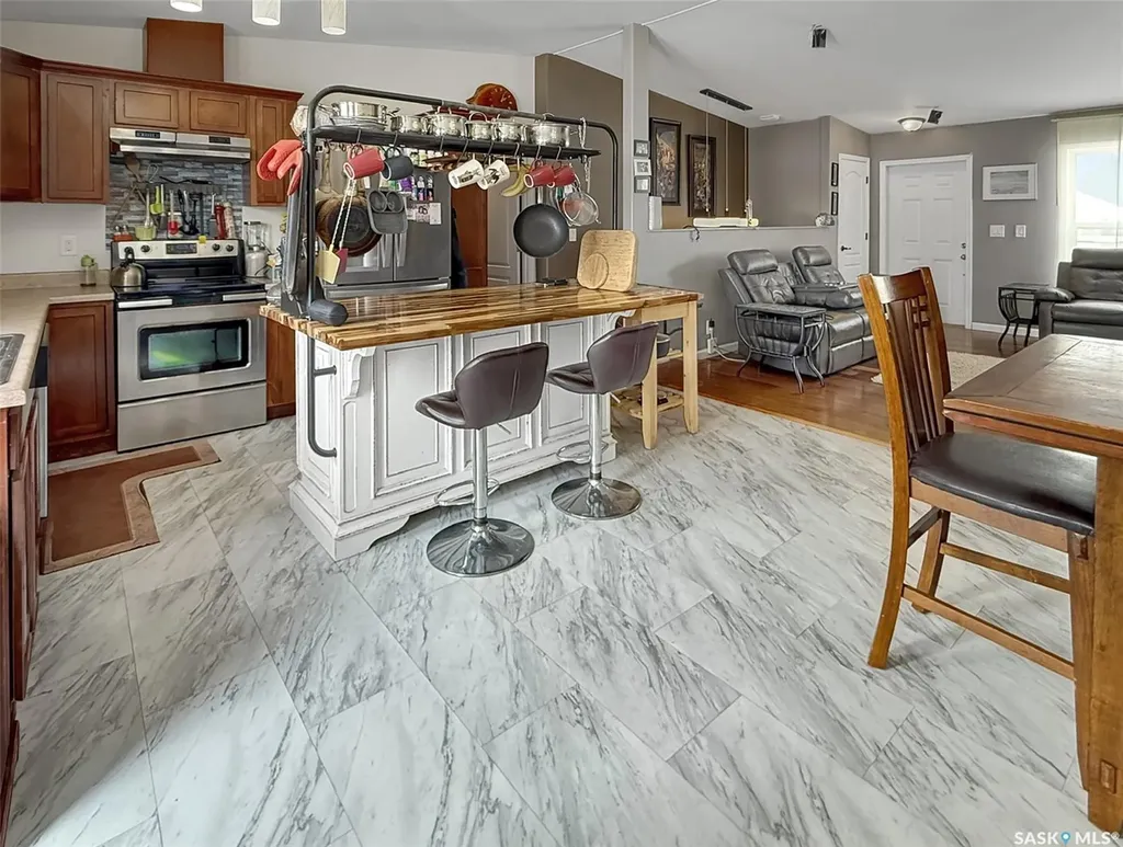 808 Chaplin Street Swift Current SK S9H 1J5