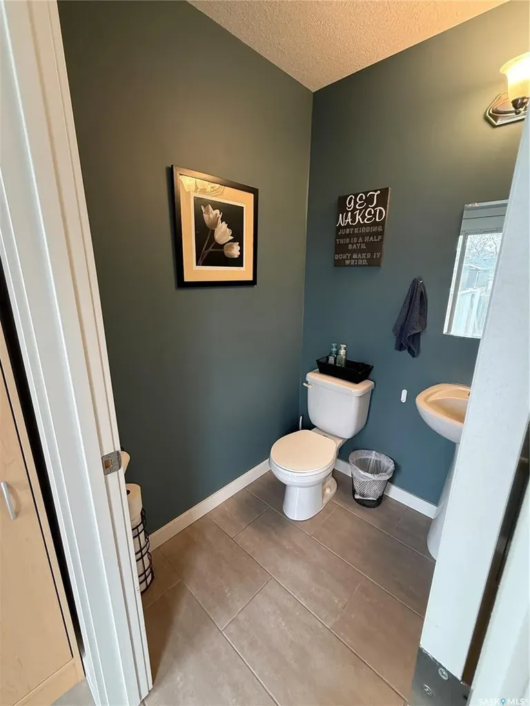 529 Alexandra Street Weyburn SK S4H 1R7