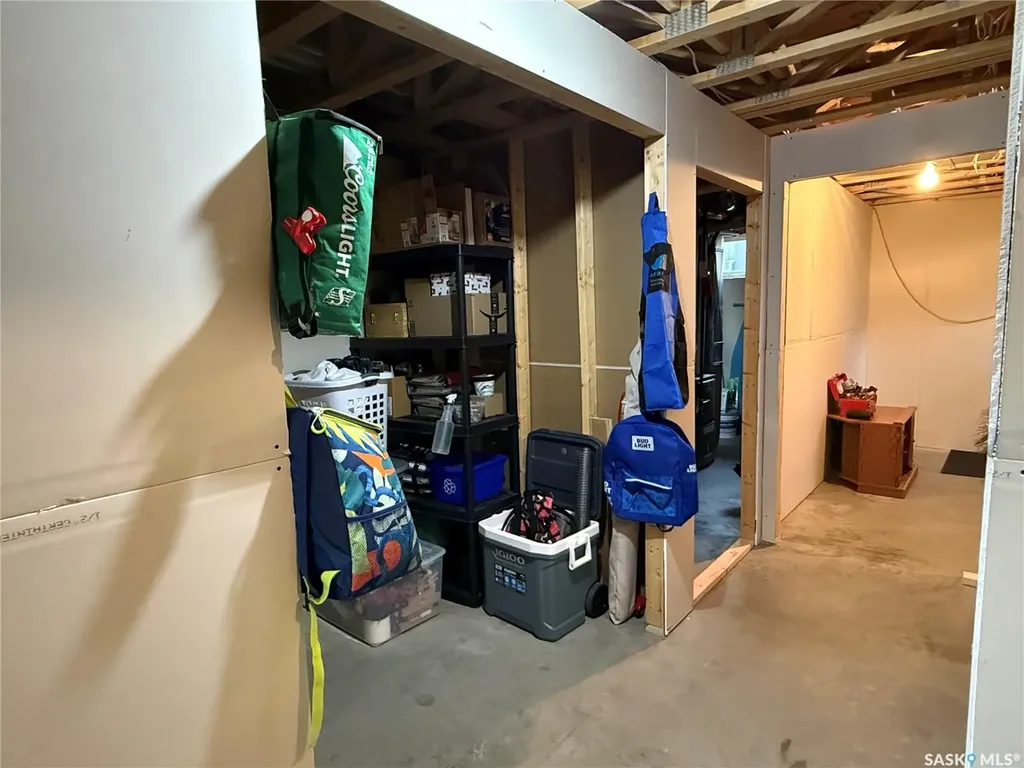 529 Alexandra Street Weyburn SK S4H 1R7