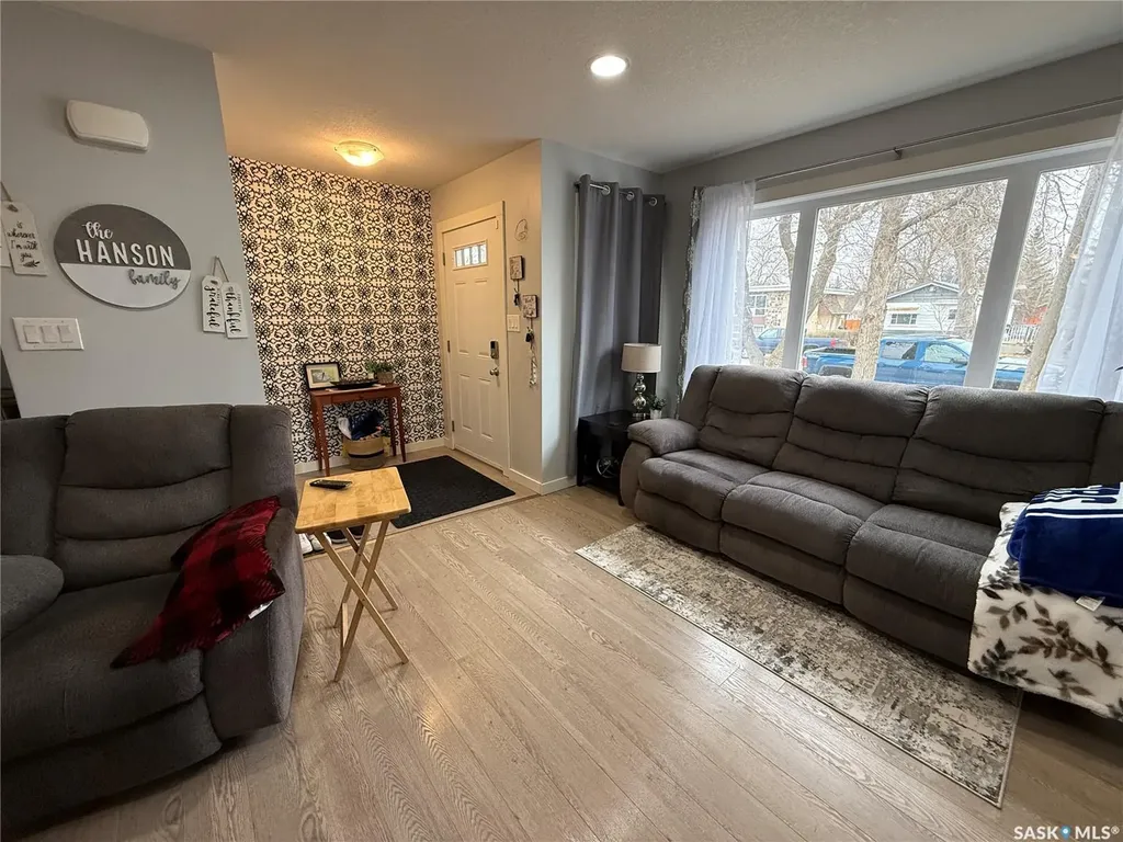 529 Alexandra Street Weyburn SK S4H 1R7