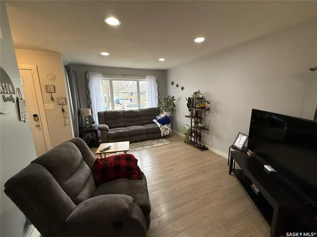 529 Alexandra Street Weyburn SK S4H 1R7