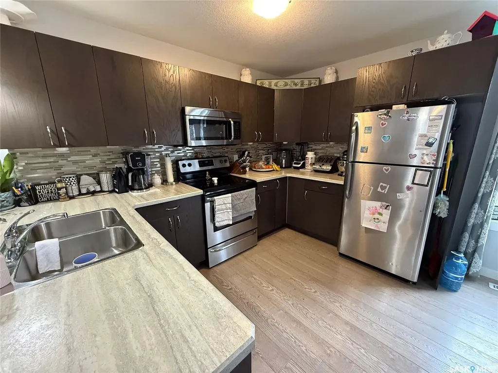 529 Alexandra Street Weyburn SK S4H 1R7