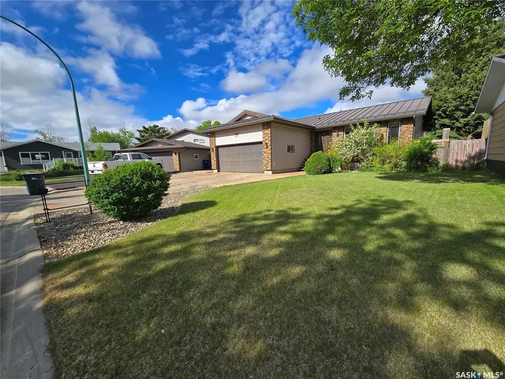 119 Montgomery Crescent Weyburn SK S4H 2X6