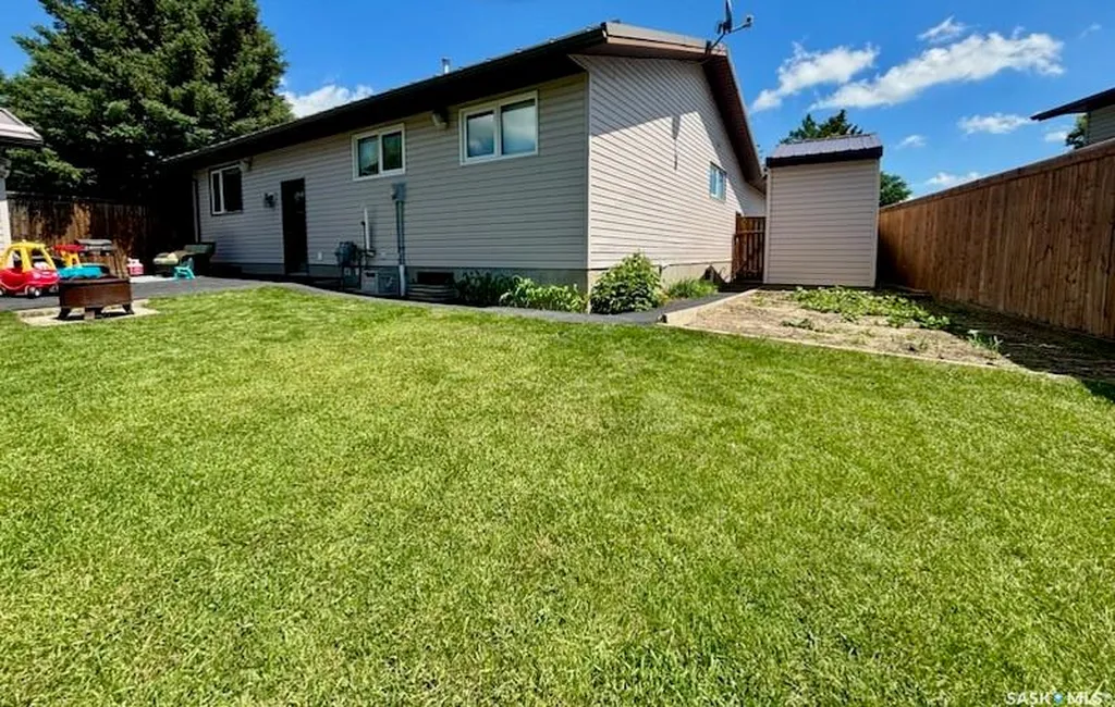 119 Montgomery Crescent Weyburn SK S4H 2X6