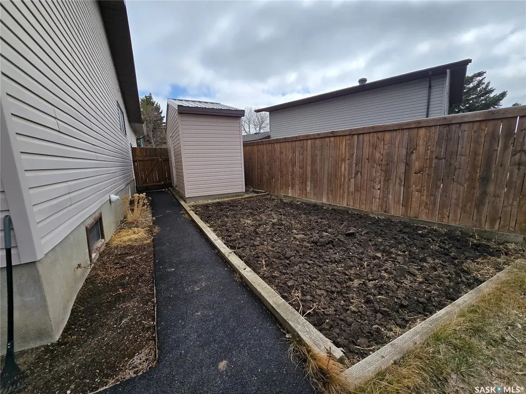 119 Montgomery Crescent Weyburn SK S4H 2X6