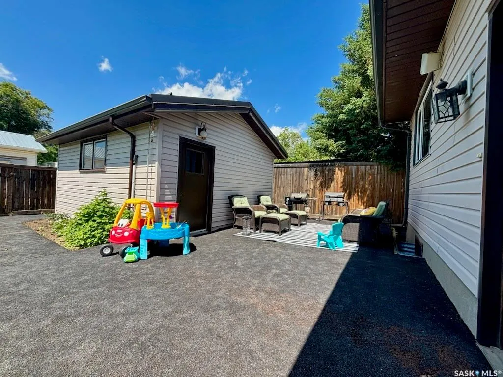 119 Montgomery Crescent Weyburn SK S4H 2X6