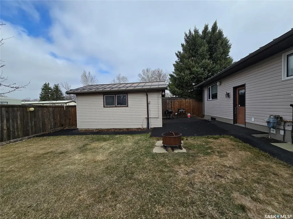 119 Montgomery Crescent Weyburn SK S4H 2X6